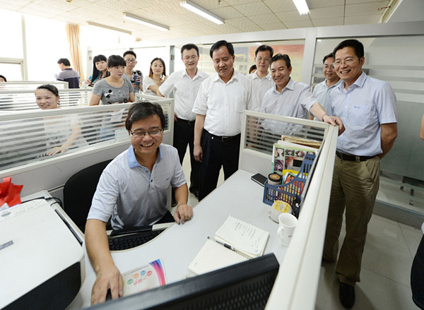 省委常委、常務副省長陳肇雄一行到訪高新區(qū)大學生創(chuàng)業(yè)園.jpg
