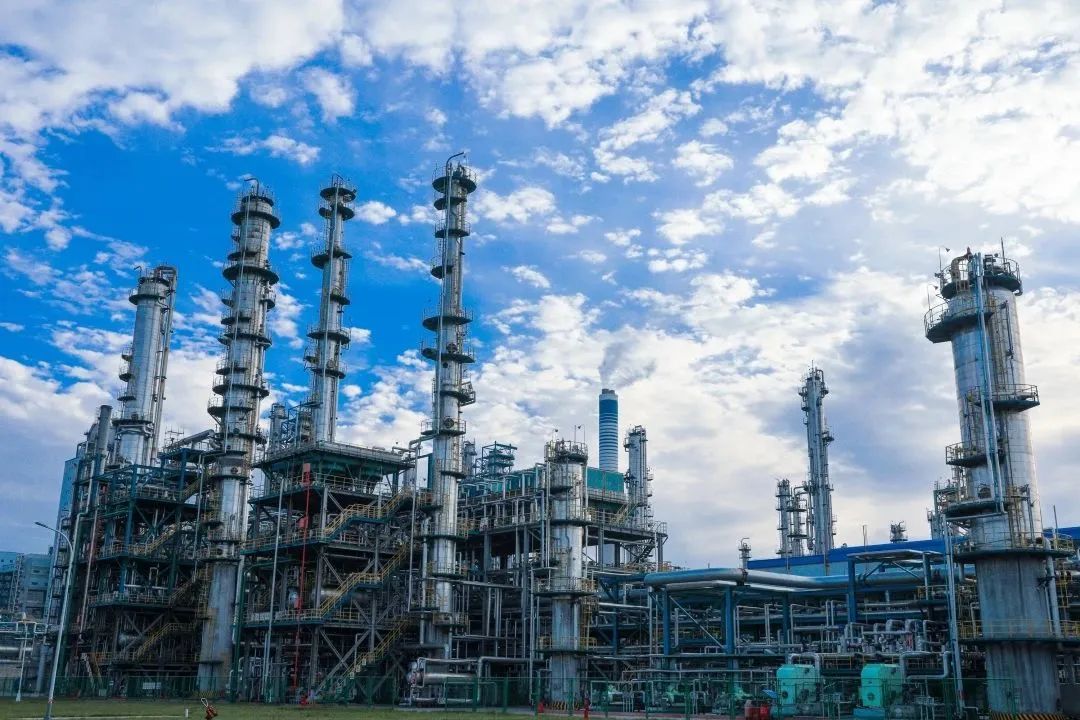 180藍(lán)天白云下的清潔能源